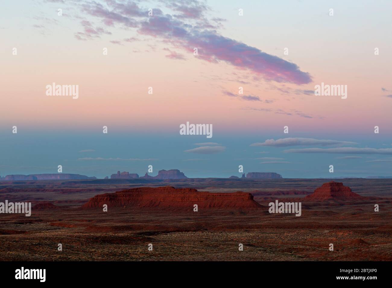 UT00686-00...UTAH - Vista all'alba delle vette e dei buttes della Monument Valley dalla Valle degli dei. Foto Stock