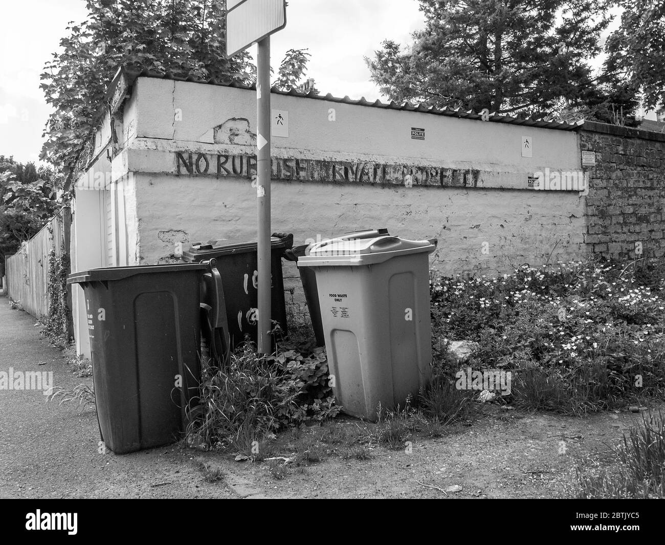 Glasgow, Scozia, Regno Unito. 26 maggio 2020: Fotografia in bianco e nero di un gruppo di bidoni del consiglio in una strada laterale di Glasgow. Foto Stock