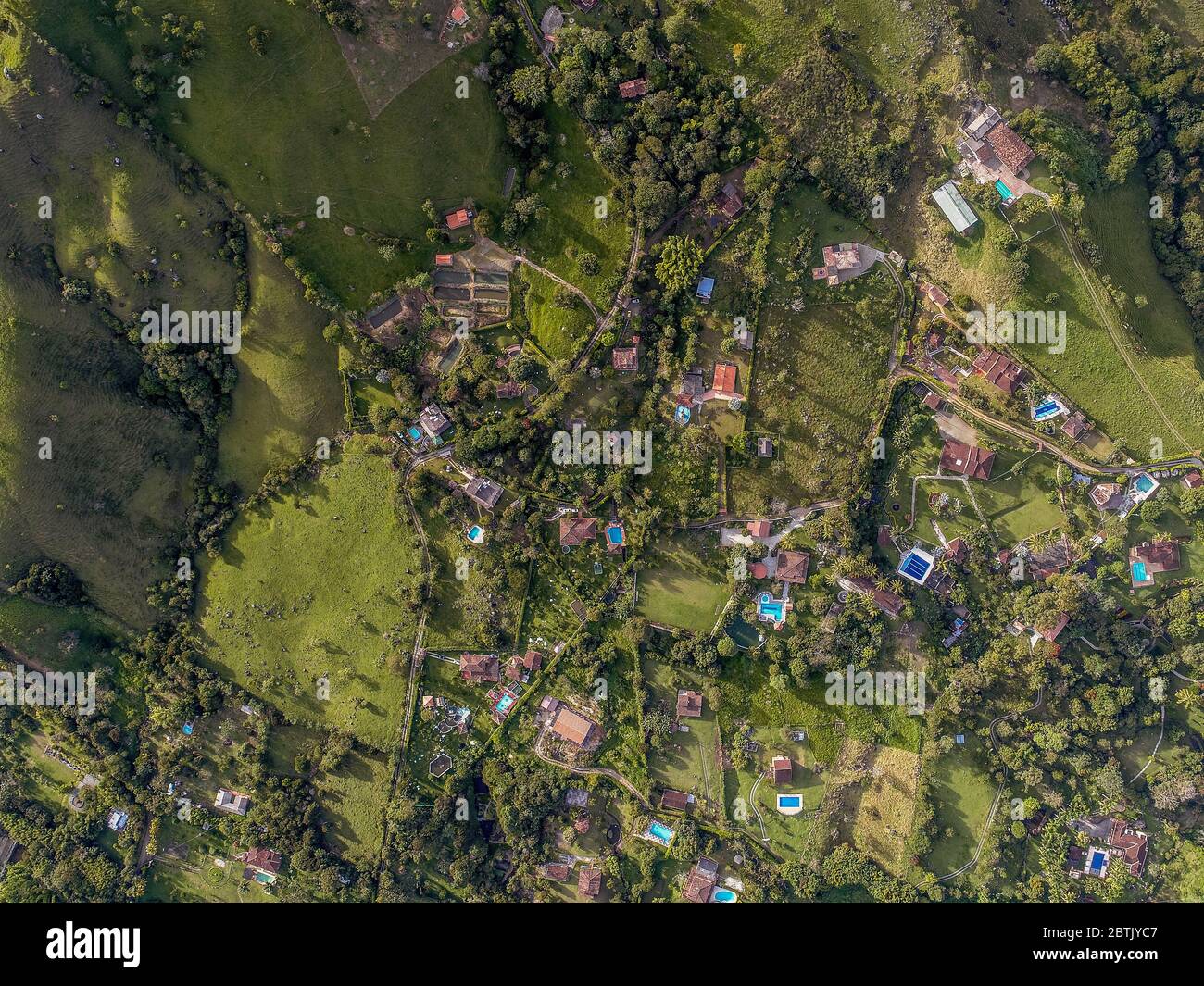 Vista aerea dei bellissimi paesaggi delle montagne colombiane che mostrano la sua maestosità e l'incredibile tavolozza di colori Foto Stock