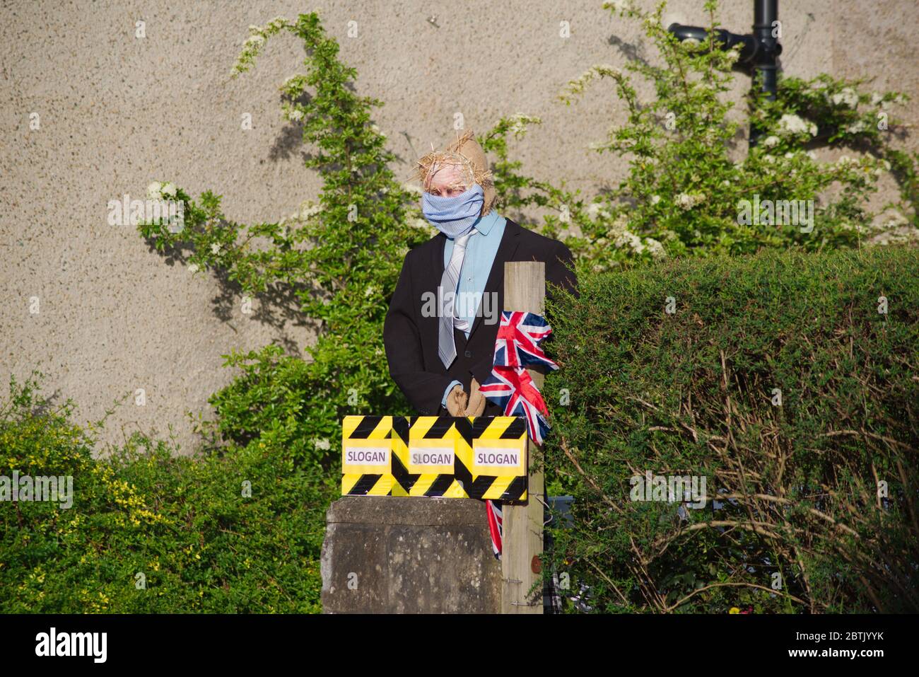 Ovingham, Inghilterra, 26 maggio 2020. Un manichino che rappresenta Boris Johnson indossando una maschera facciale si trova ad un gateway a Ovingham, Northumberland. Credit: Colin Edwards/Alamy Live News. Foto Stock