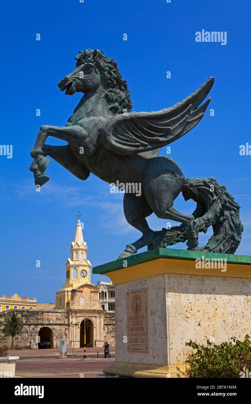 Statua e Torre dell'orologio di Pegasus, quartiere della città vecchia murata, Cartagena City, Bolivar state, Colombia, America Centrale Foto Stock