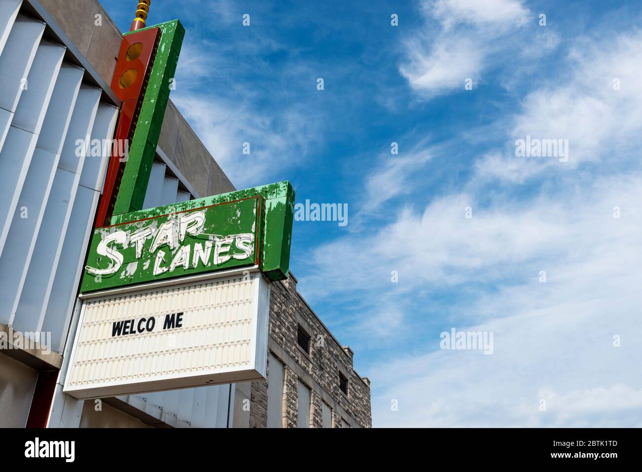 Carthage, Missouri, USA - 6 luglio 2014: Vista della facciata della pista da bowling Star Lanes nella città di Carthage, nello stato del Missouri, USA. Foto Stock