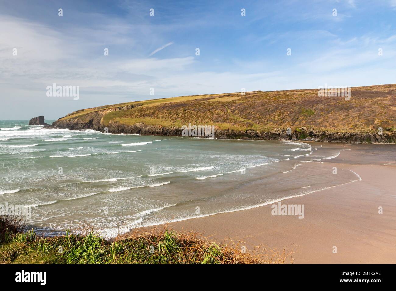 Affacciato sulla spiaggia di Porthcothan, sulla costa settentrionale della Cornovaglia. Cornovaglia Inghilterra Regno Unito Europa Foto Stock