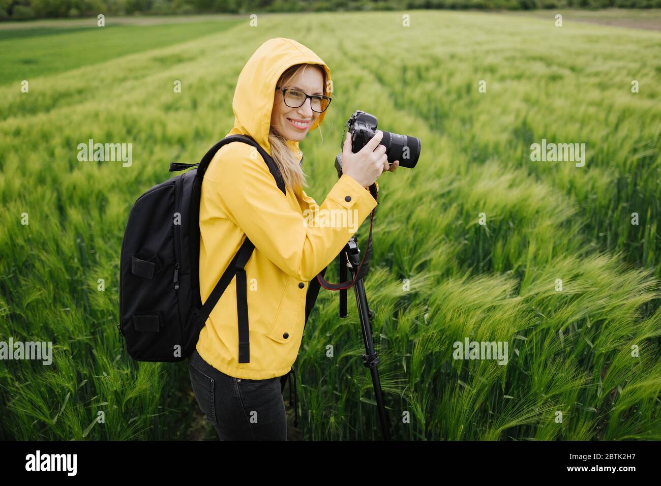 Allegro fotografo che spara campo di grano Foto Stock