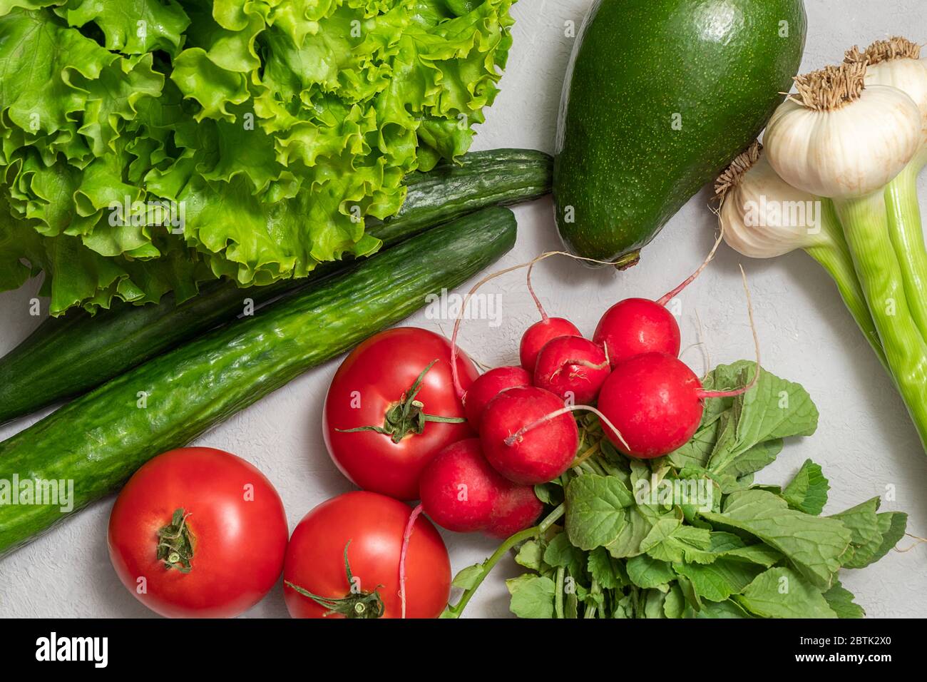 Concetto di dieta alcalina. Vista sopra di verdure fresche. Base vegetale grezzo cibo di fondo vegano Foto Stock
