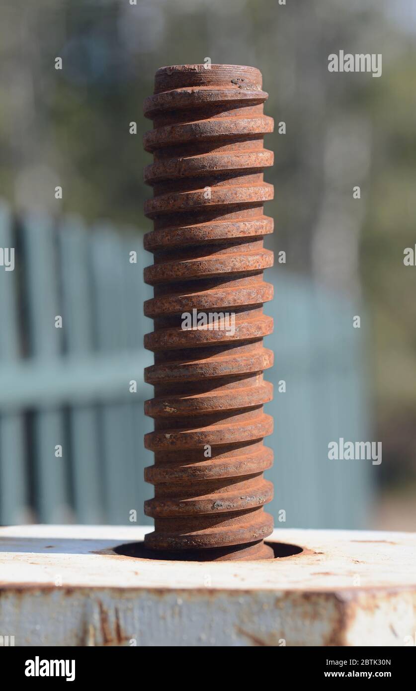 Bullone di ancoraggio grande arrugginito Foto Stock