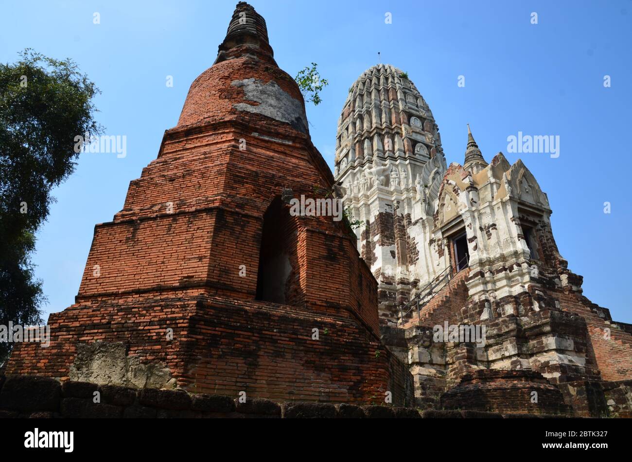 Bei chedis rossi e bianchi a Wat Phra Mahathat in Ayutthaya Foto Stock
