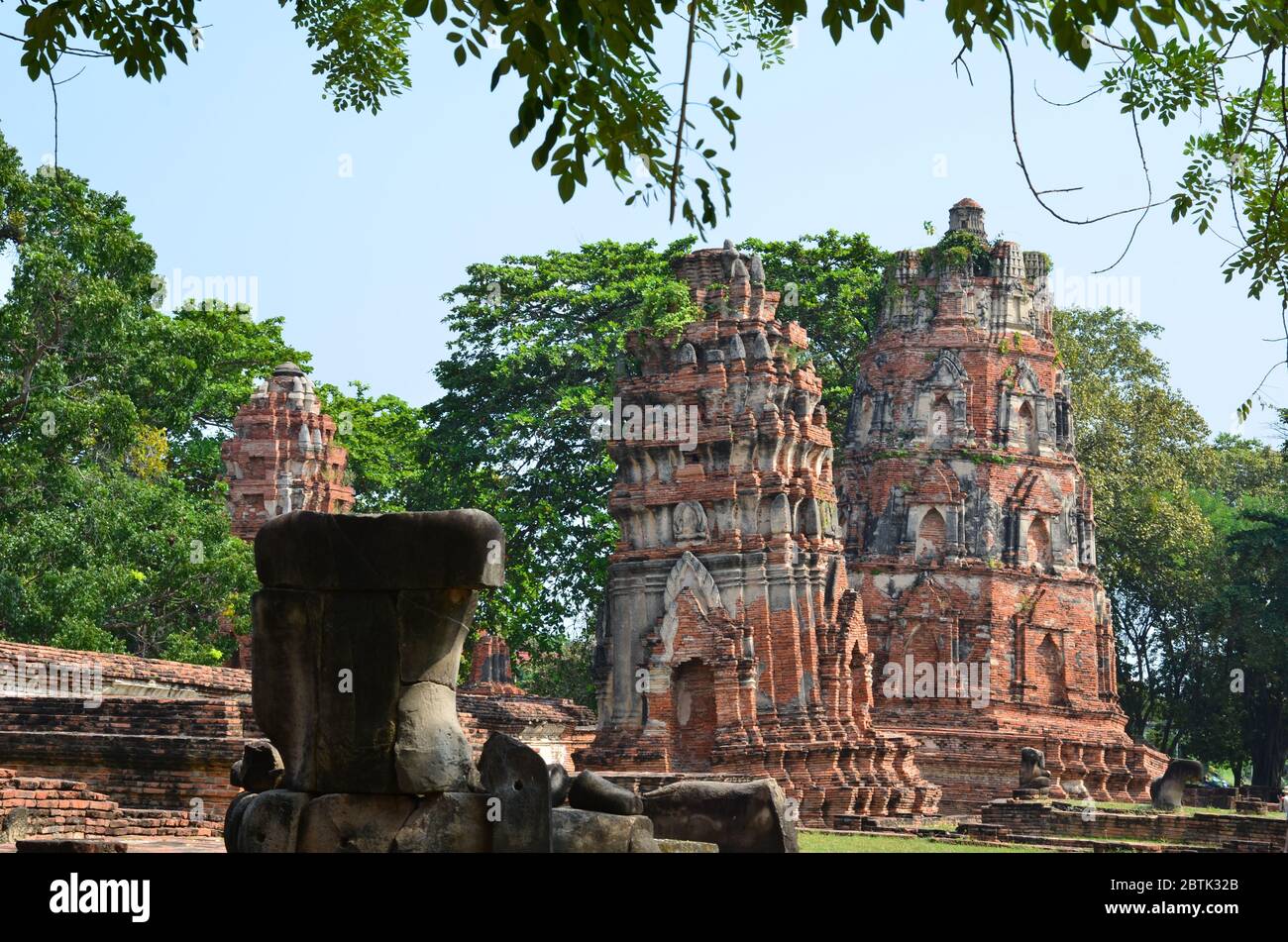 Chedis pendente a Wat Phra Mahathat in Ayutthaya Foto Stock