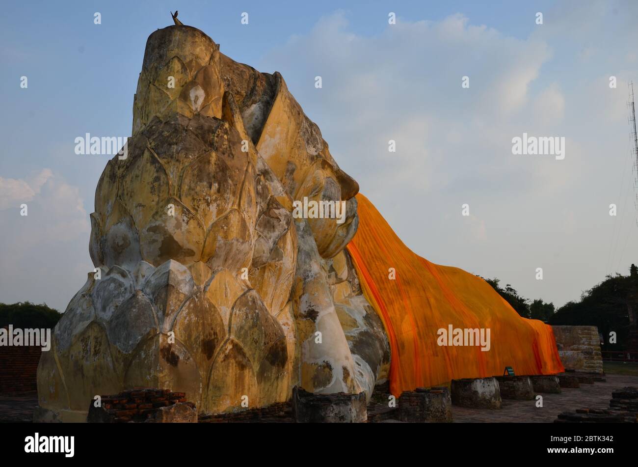 Enorme Buddha reclinato a Wat Lokayasutharam in Ayutthaya Foto Stock