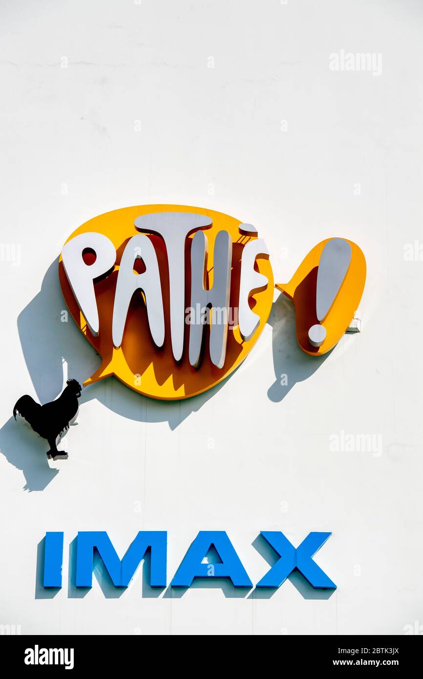 Il logo del cinema di Pathe durante le preparazioni di riapertura.i cinema di Pathe si stanno preparando per la riapertura graduale osservando le distanze sociali, il traffico di sola andata, gli schermi di plexiglass quando si scanneriscono i biglietti e i segnali di avvertimento. Foto Stock