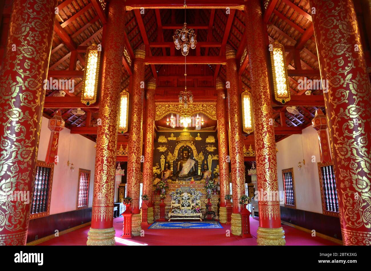 Meravigliosa sala di preghiera e santuario a Wat Phra Kaew a Chiang Rai Foto Stock