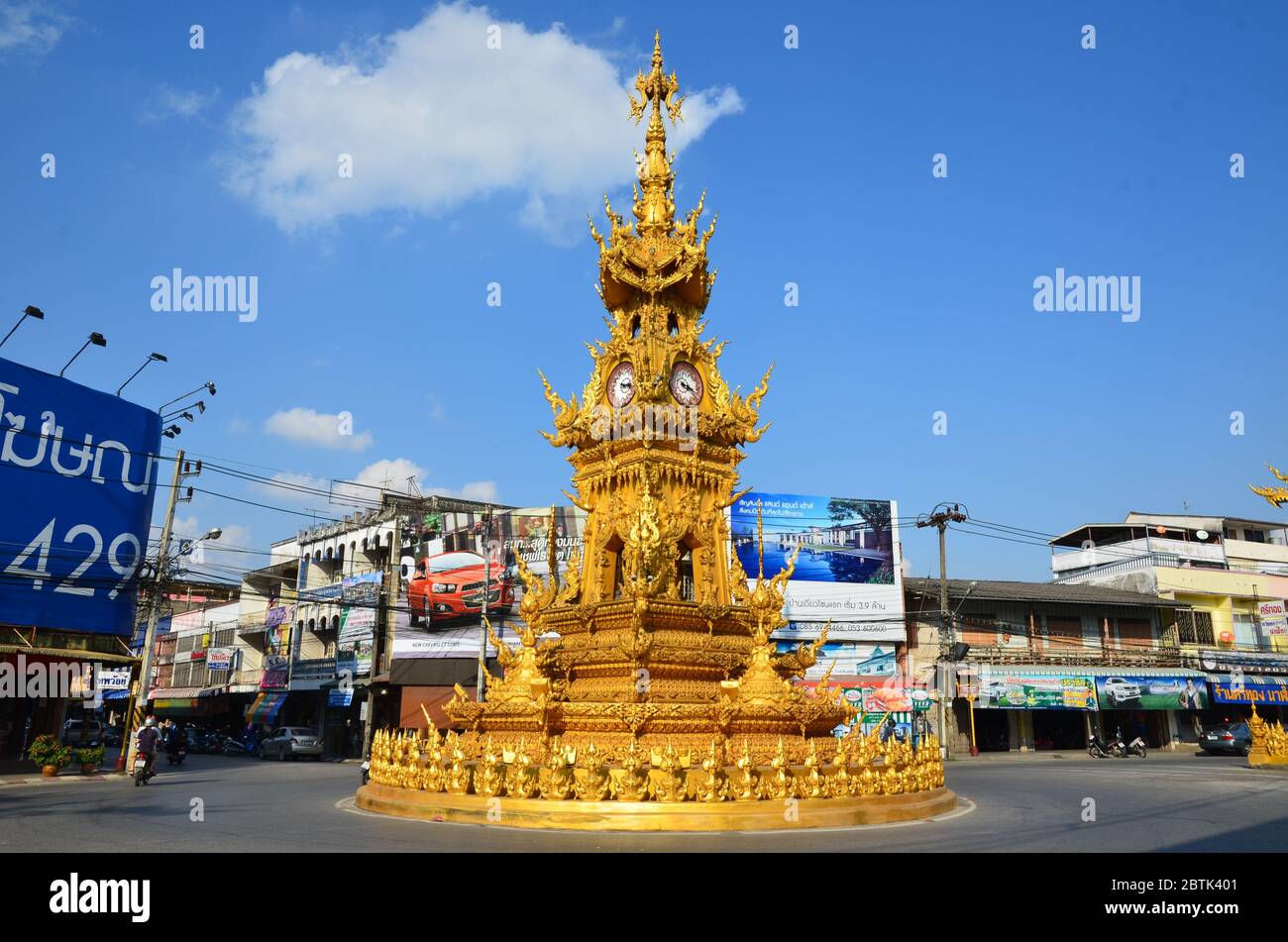 Torre dell'orologio d'oro su un'isola trafficata a Chiang Rai, Thailandia Foto Stock