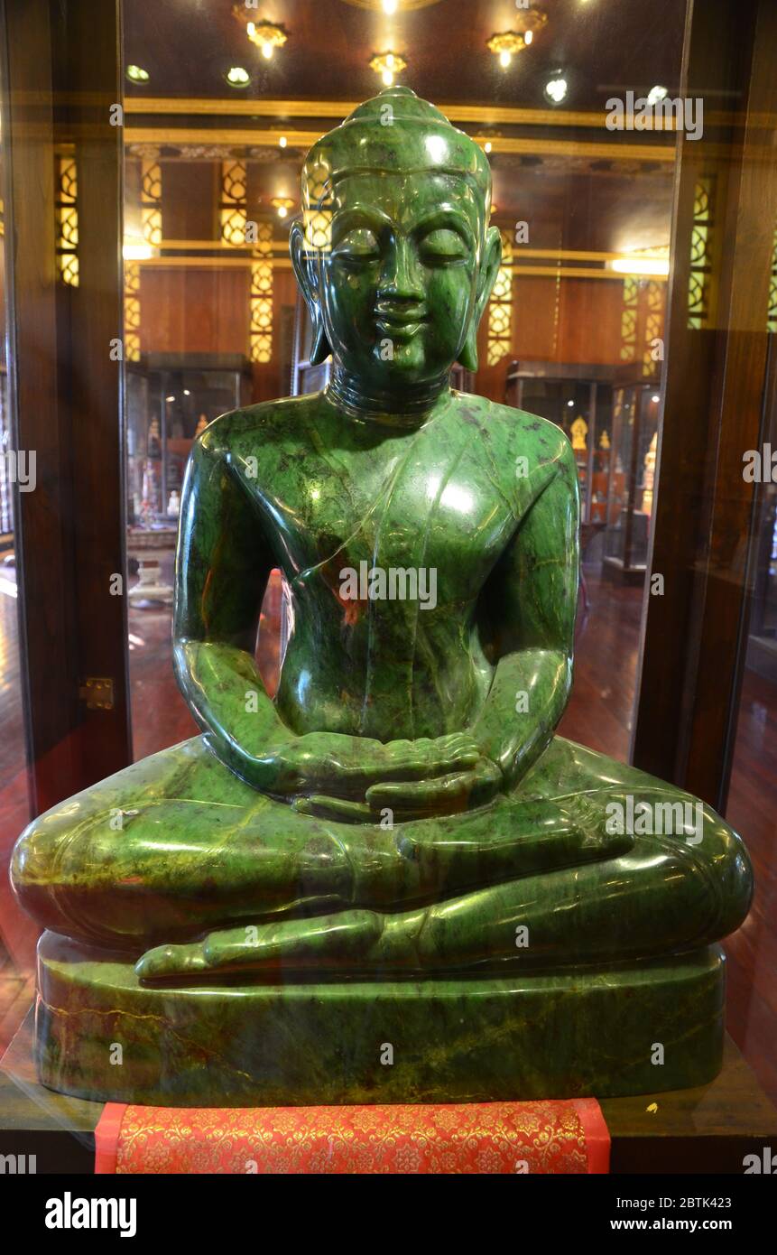 Replica del buddha smeraldo, esposto nel museo di Wat Phra Kaew a Chiang Rai Foto Stock