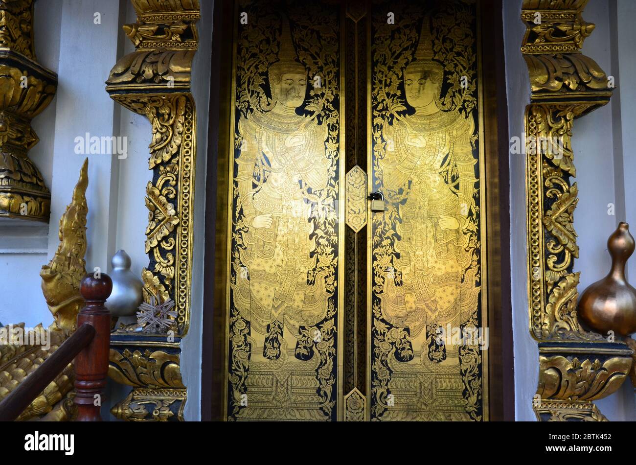 Porte d'ingresso dipinte a Wat Klang Wiang a Chiang Rai Foto Stock