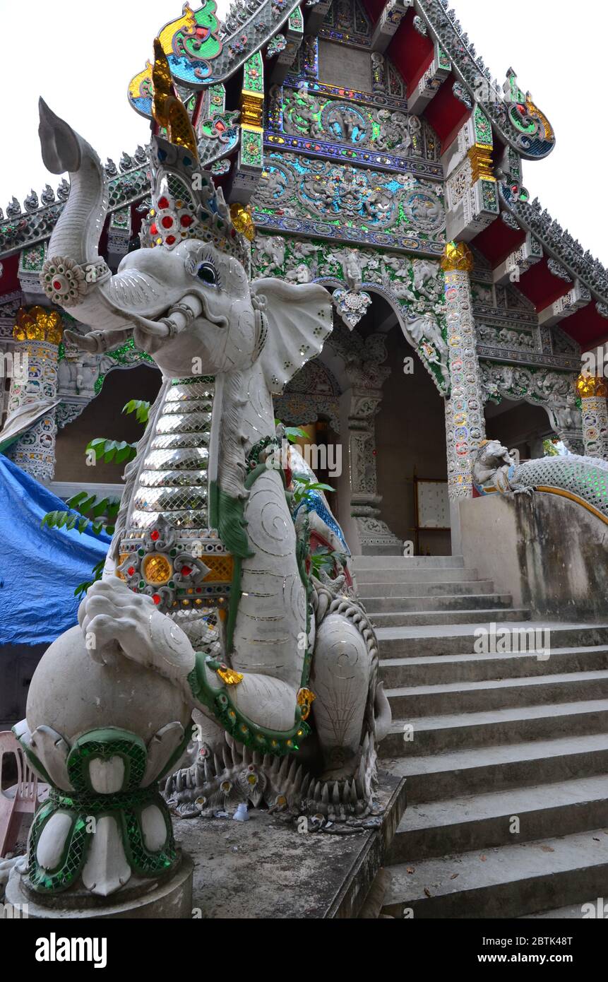 Divertente scultura di elefante di fronte a un tempio a Chiang Rai Foto Stock