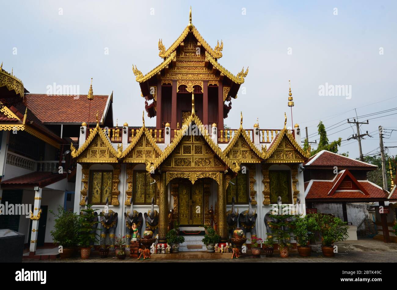 Interessante architettura di Wat Klang Wiang a Chiang Rai Foto Stock