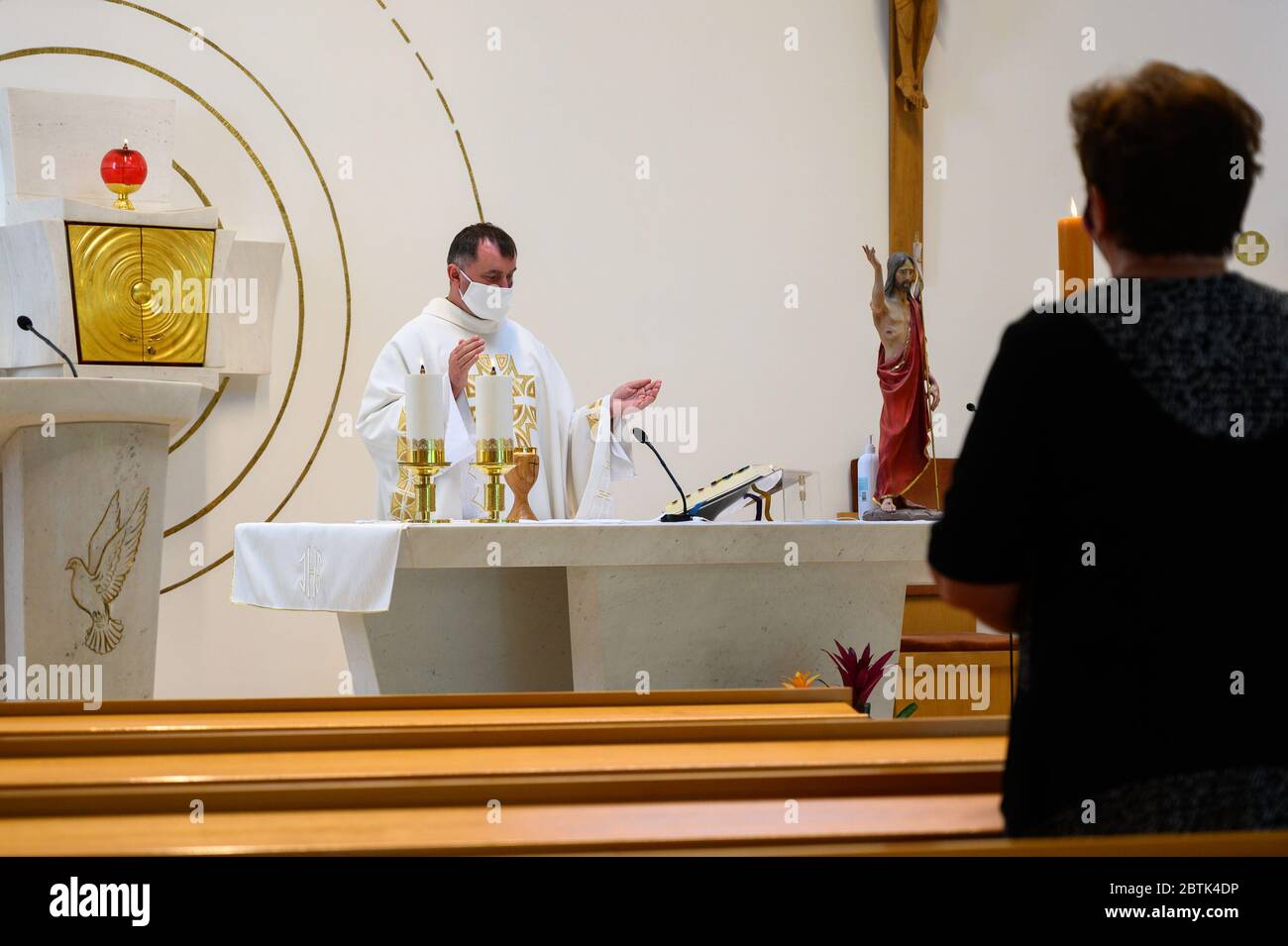 Bratislava, Slovacchia. 2020/5/11. Santa messa celebrata durante la pandemia del COVID-19. Le misure includono l'uso di maschere facciali e la distanza. Foto Stock