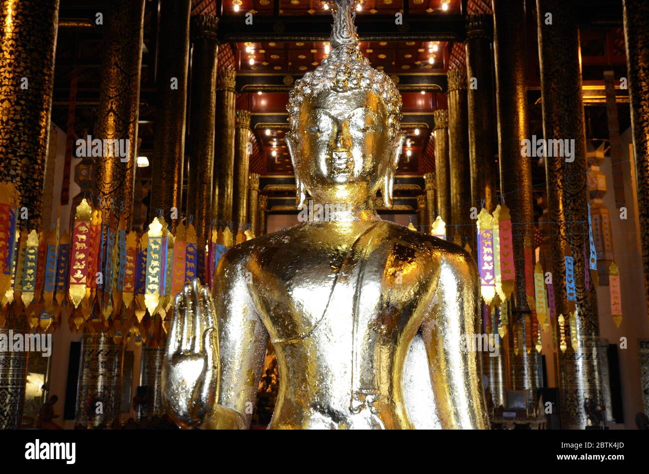 Ritratto di un buddha dorato nella sala di preghiera di Wat Chedi Luang a Chiang mai Foto Stock