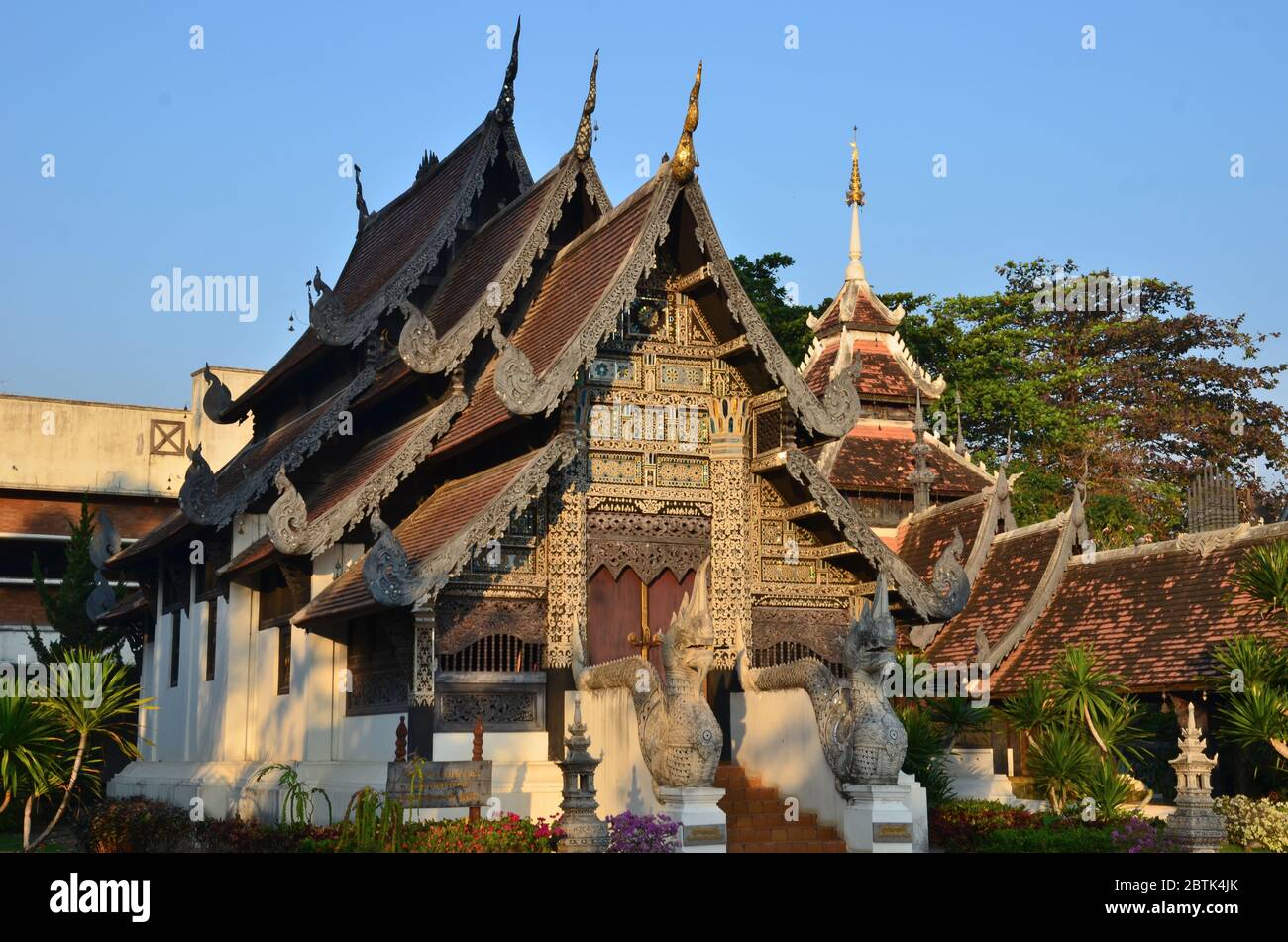 Lanna stile Viharn Luangpu Mun Bhuridatto al Wat Chedi Luang a Chiang mai Foto Stock