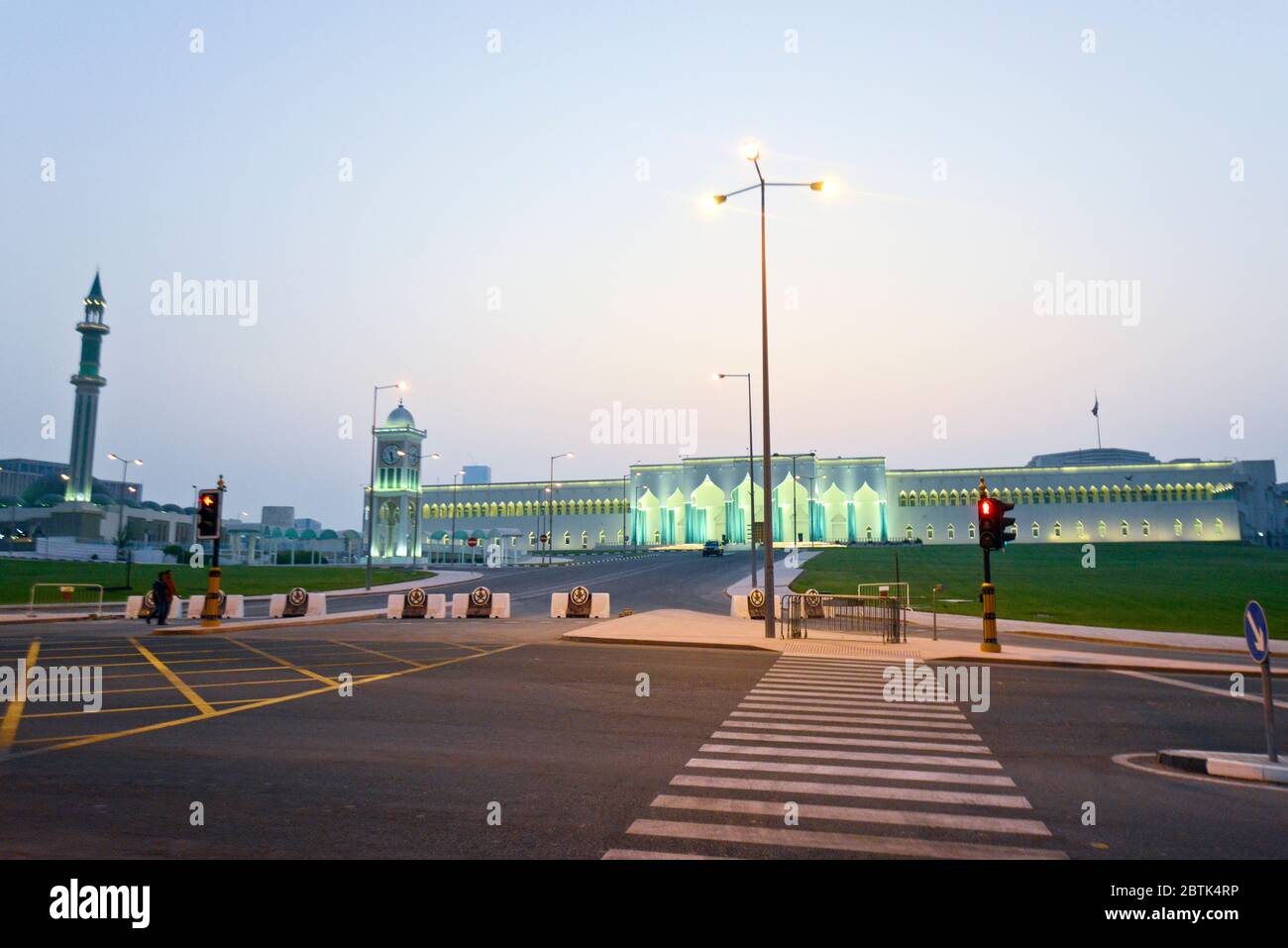 Palazzo di Emir al crepuscolo, quartiere Corniche, Doha (Qatar) Foto Stock