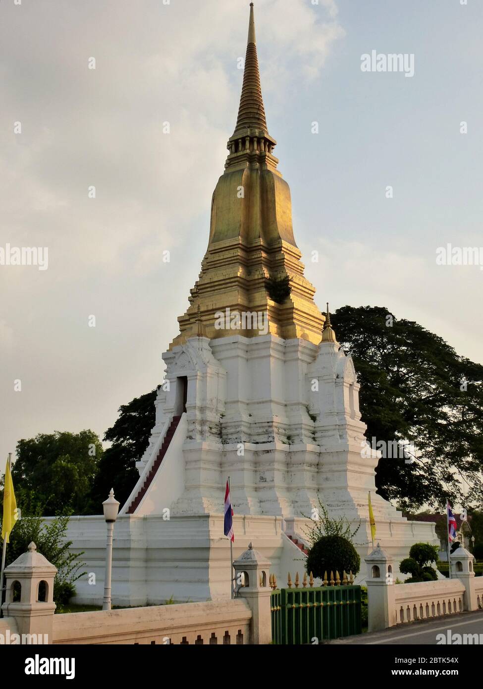 Phra Chedi Sri Suriyothai - la stupa dorata ad Ayutthaya Foto Stock