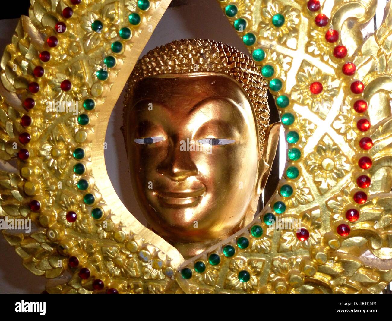 Bella immagine di buddha dorato guardando Wat Phra si Ratana Mahathat a Phitsanulok Foto Stock