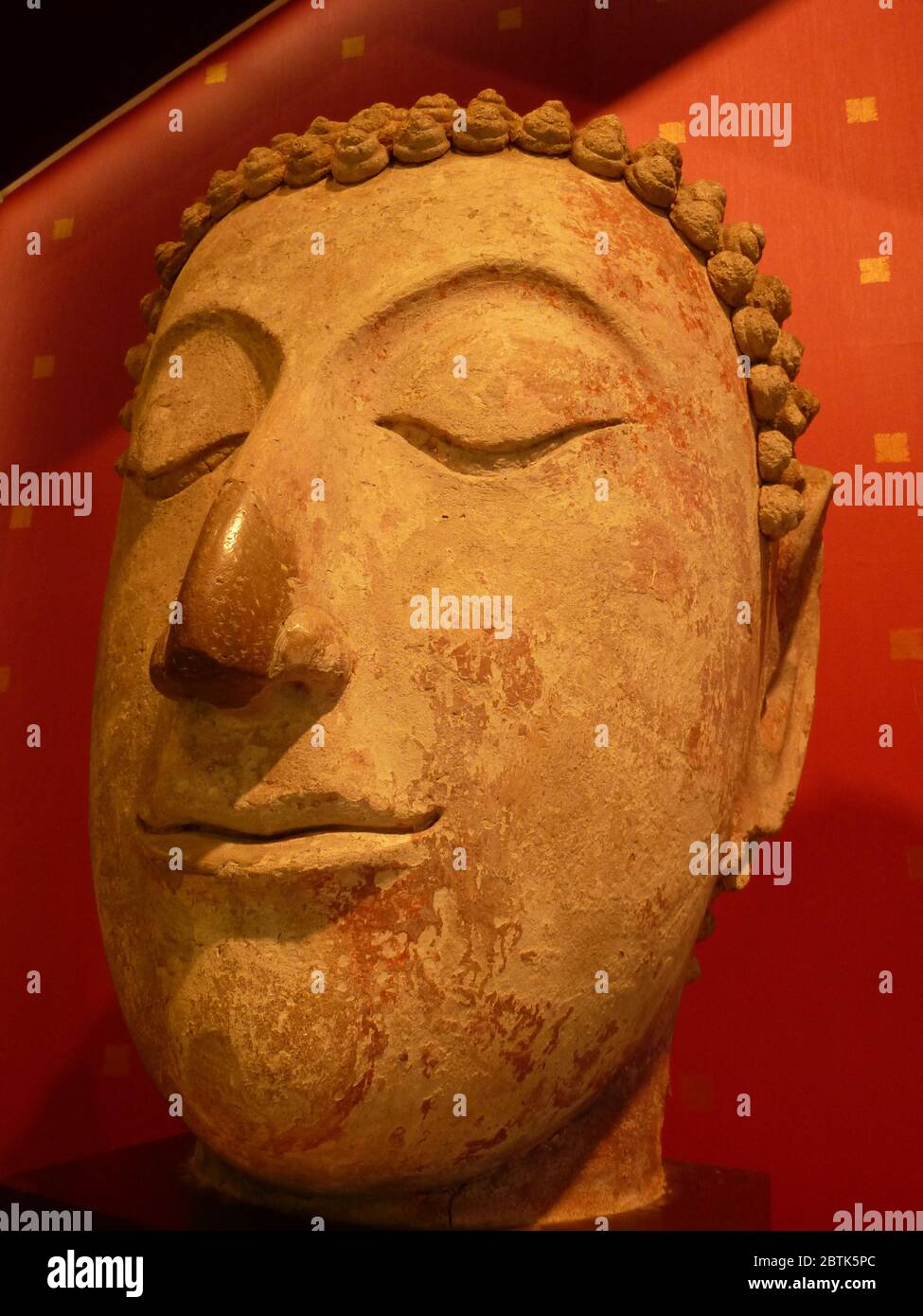 Faccia di una statua del Buddha nel museo nazionale di Kamphaeng Phet Foto Stock