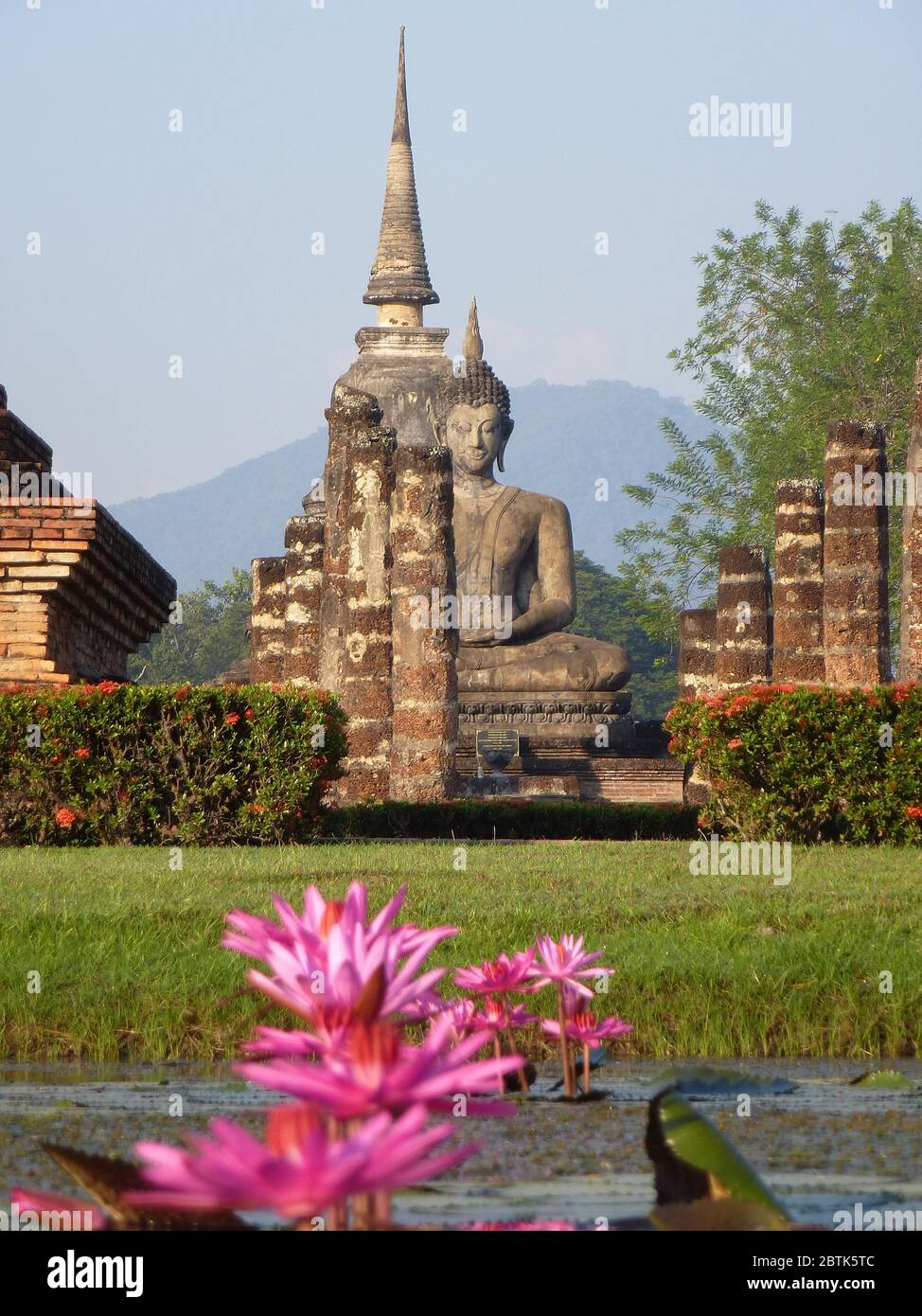 Buddha seduto a Wat Mahathat, il più grande complesso di templi nel Parco storico di Sukhothai Foto Stock