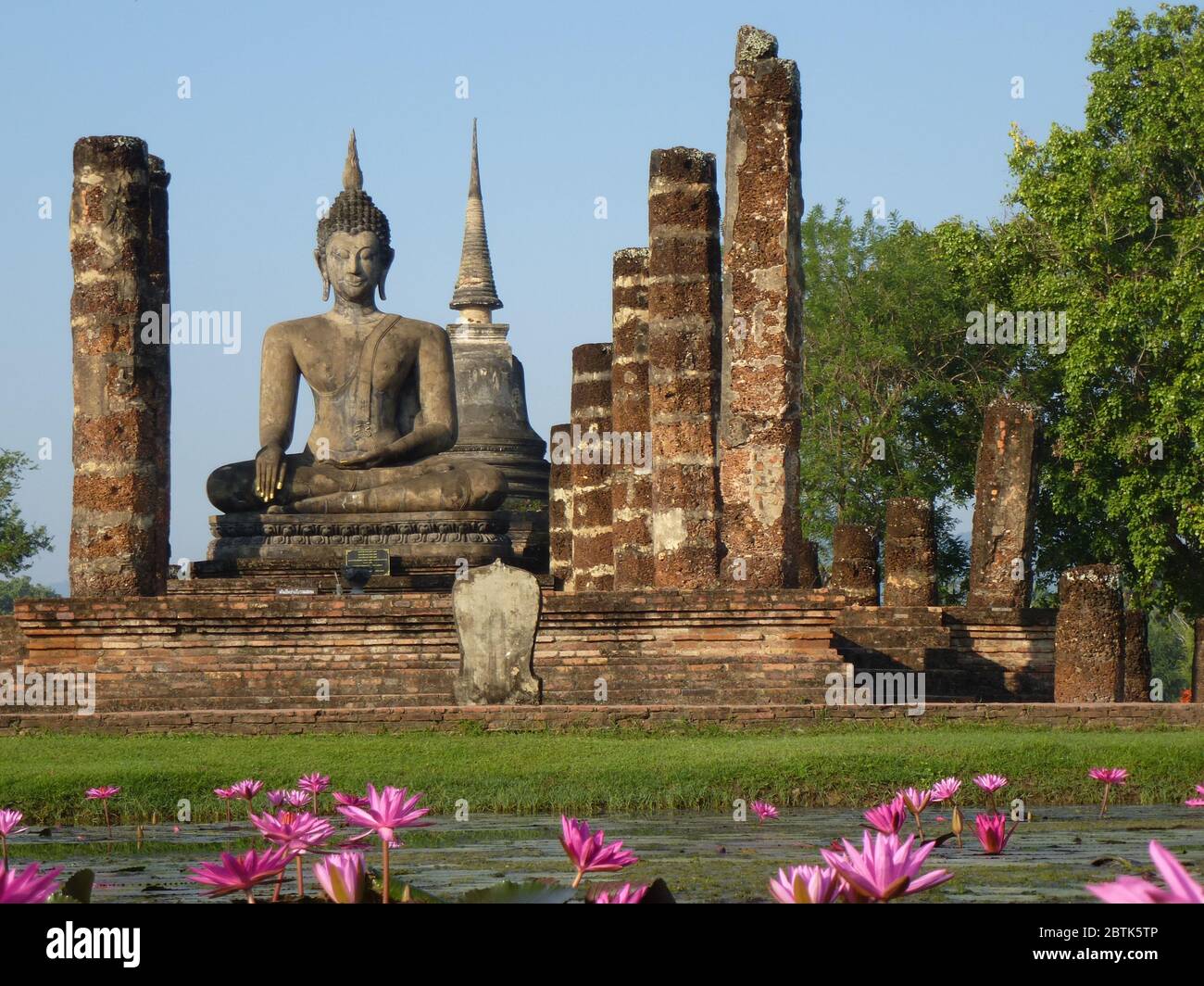 Buddha seduto a Wat Mahathat, il più grande complesso di templi nel Parco storico di Sukhothai Foto Stock