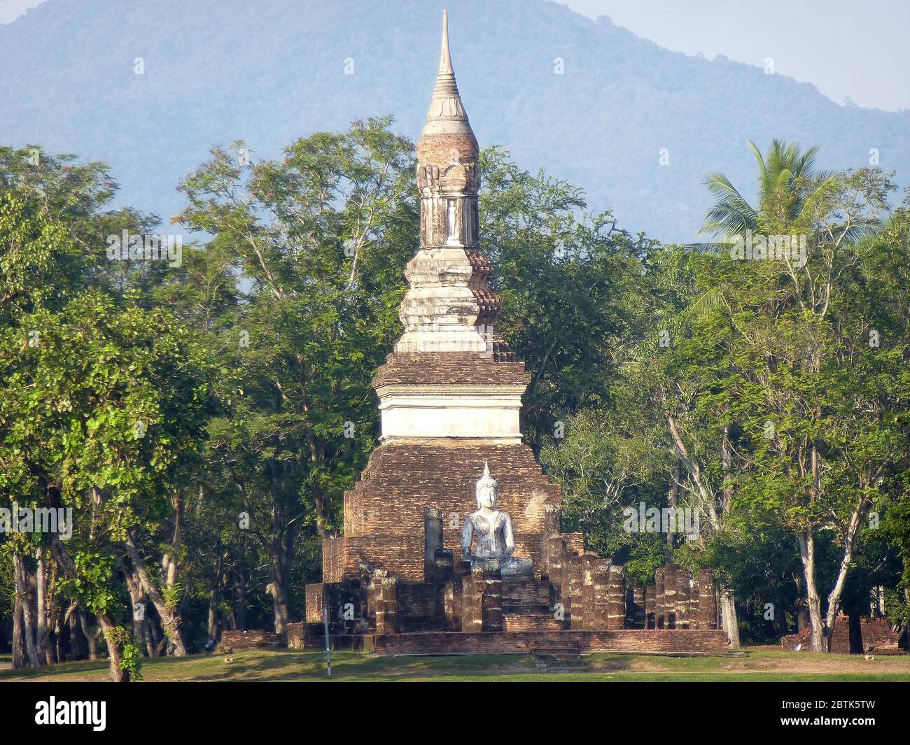 Meraviglioso Chedi di Wat Traflang Ngoen nel parco storico di Sukhothai Foto Stock