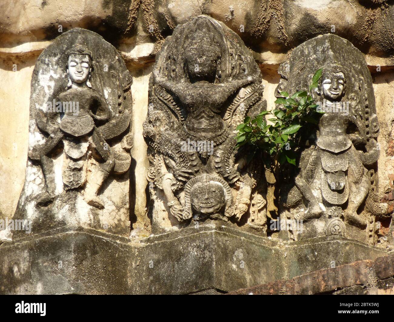 Splendide sculture presso l'antico tempio indù Wat si Sawai nel parco storico di Sukhothai Foto Stock