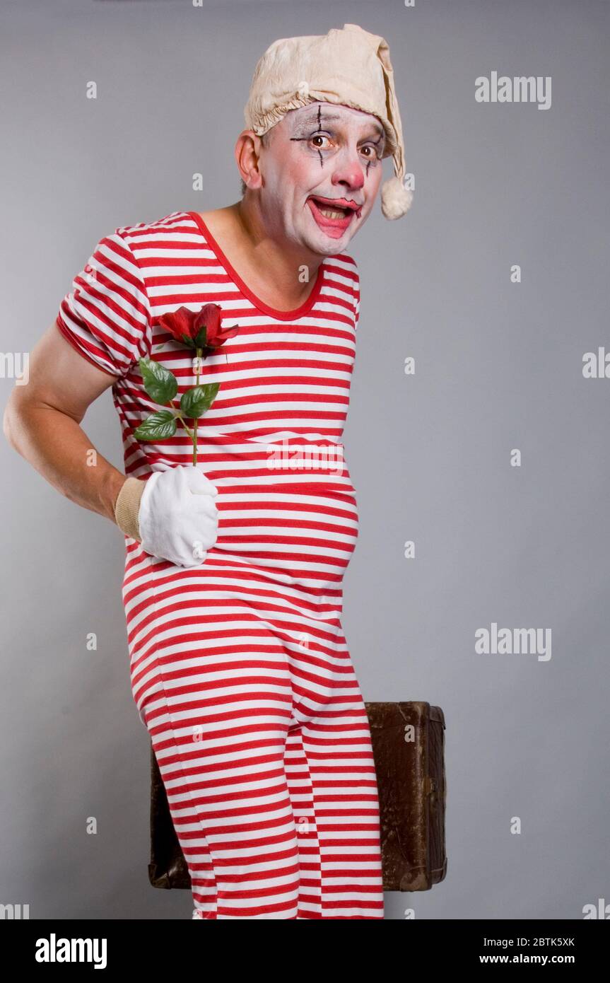clown triste con vestito a righe Foto Stock