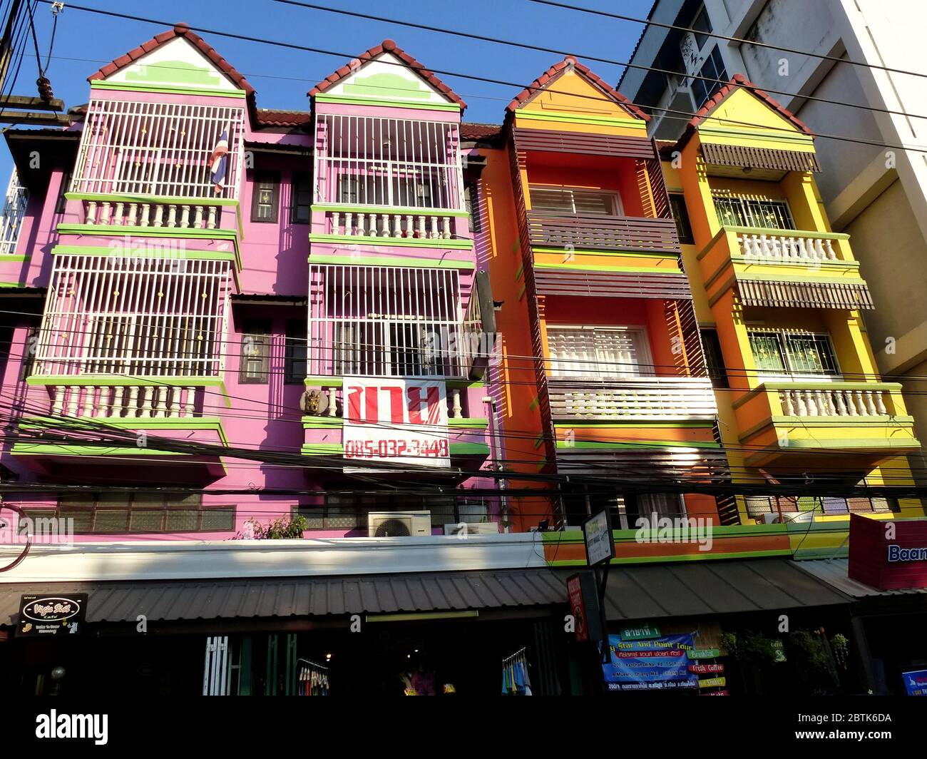 Case colorate nella città di Chiang Rai Foto Stock