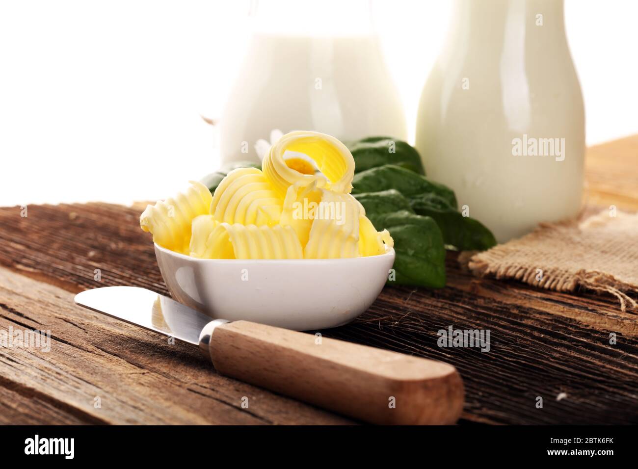 burro swirls. margarina o spalmare, grasso prodotto caseario naturale. Cibo ad alta caloria per cucinare e mangiare Foto Stock