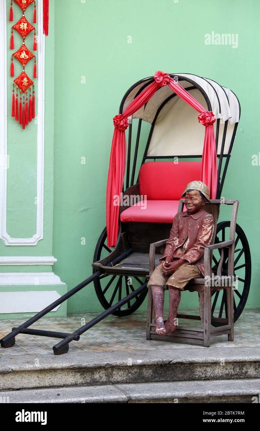 Oggetti d'antiquariato esposti all'ingresso della Pinang Peranakan Mansion a George Town Foto Stock