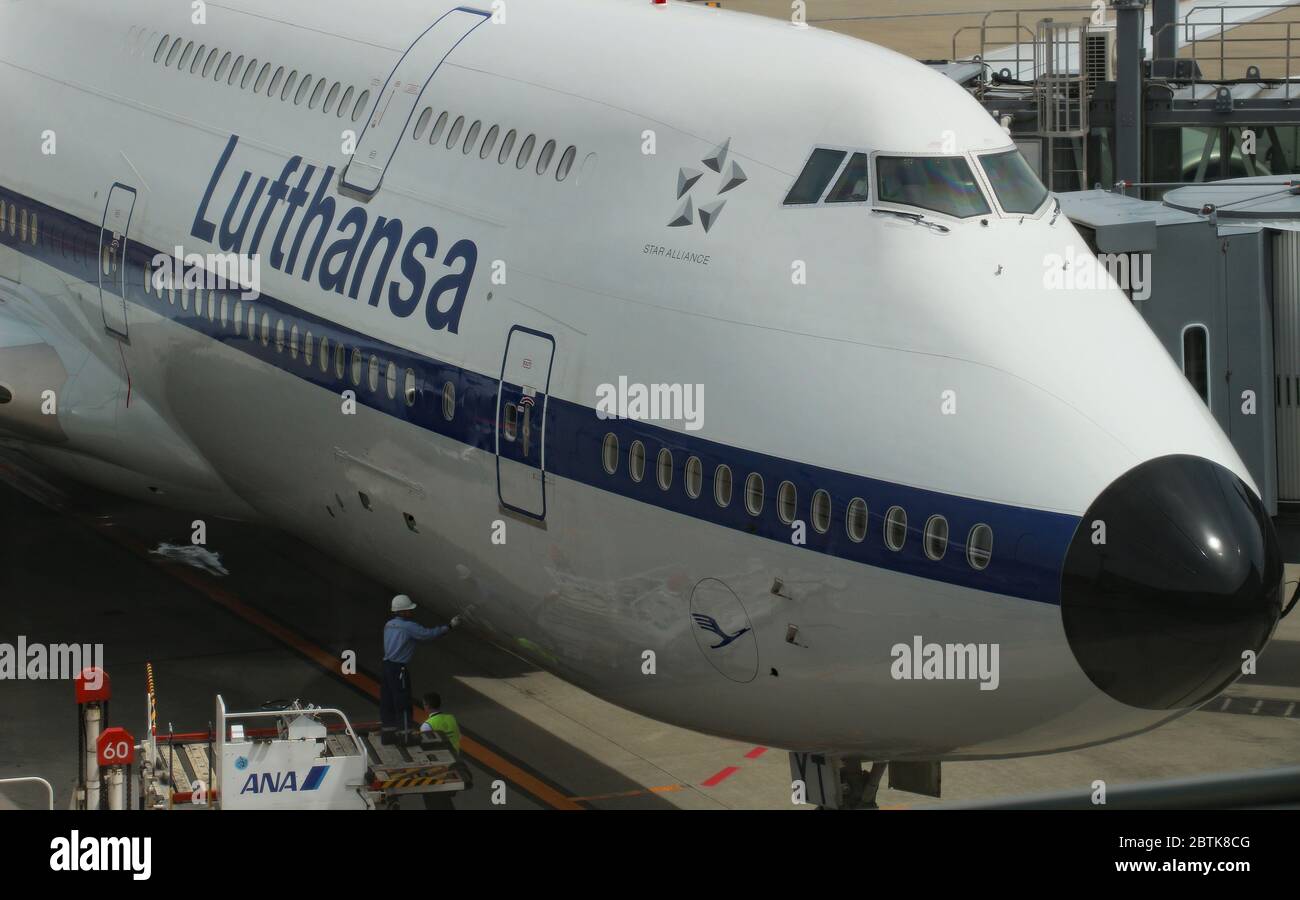 Di fronte a un Lufthansa Boeing 747-8 in livrea retrò all'aeroporto di Haneda. Tokyo Foto Stock