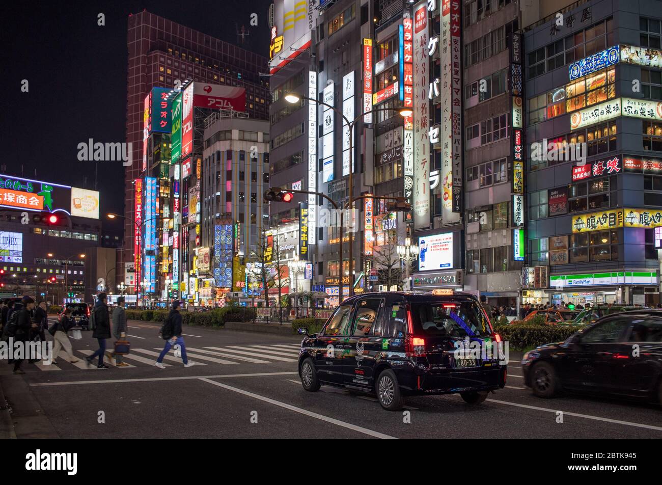 Le strade al neon di Kabukicho nel quartiere Shinjuku di Tokyo di notte con cartelli al neon. Tokyo, Giappone Foto Stock