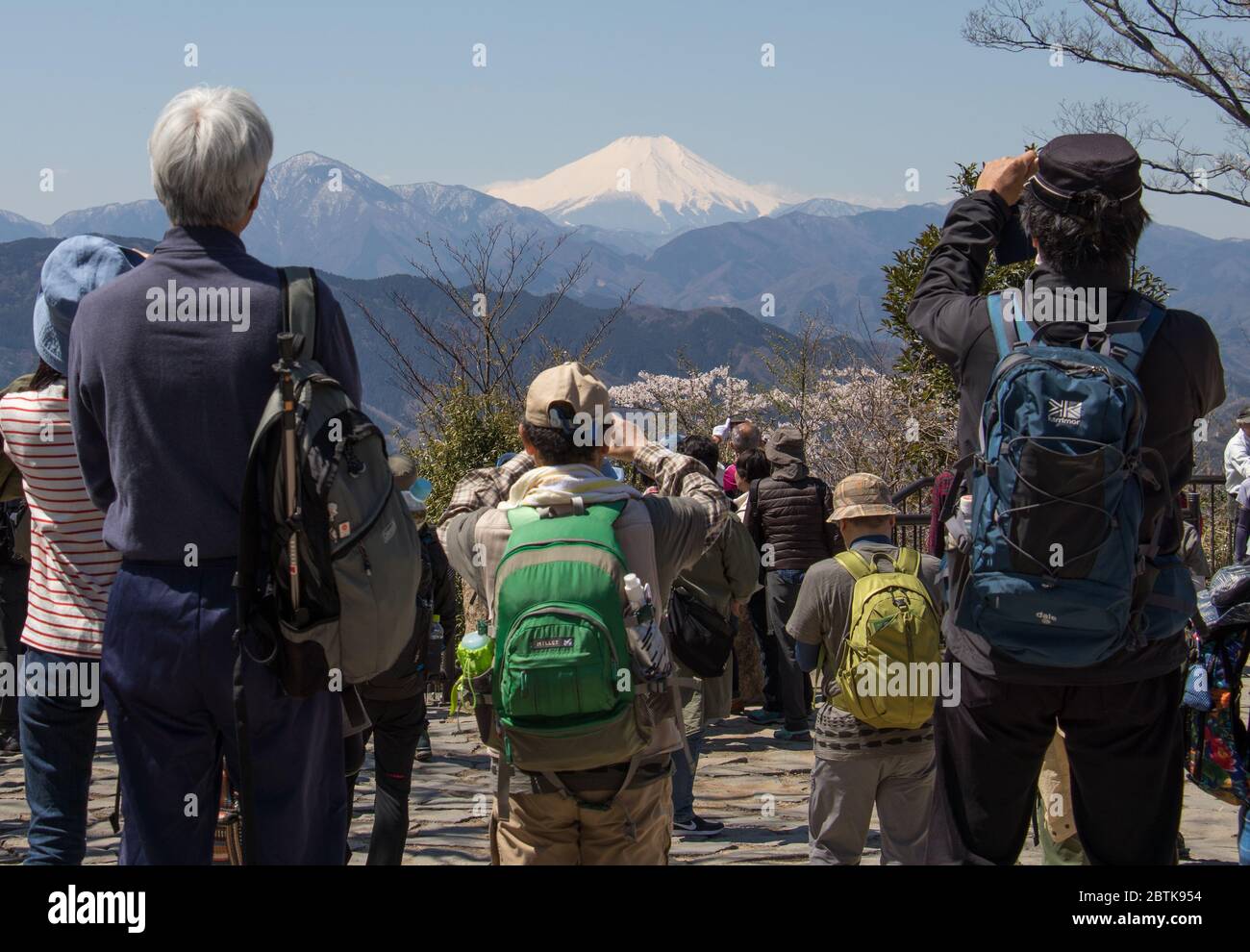 I turisti in cima al Monte Takaosan Takao scattano foto del Monte Fuji in lontananza. Tokyo, Giappone Foto Stock