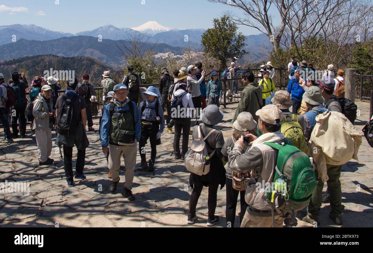 I turisti in cima al Monte Takaosan Takao scattano foto del Monte Fuji in lontananza. Tokyo, Giappone Foto Stock