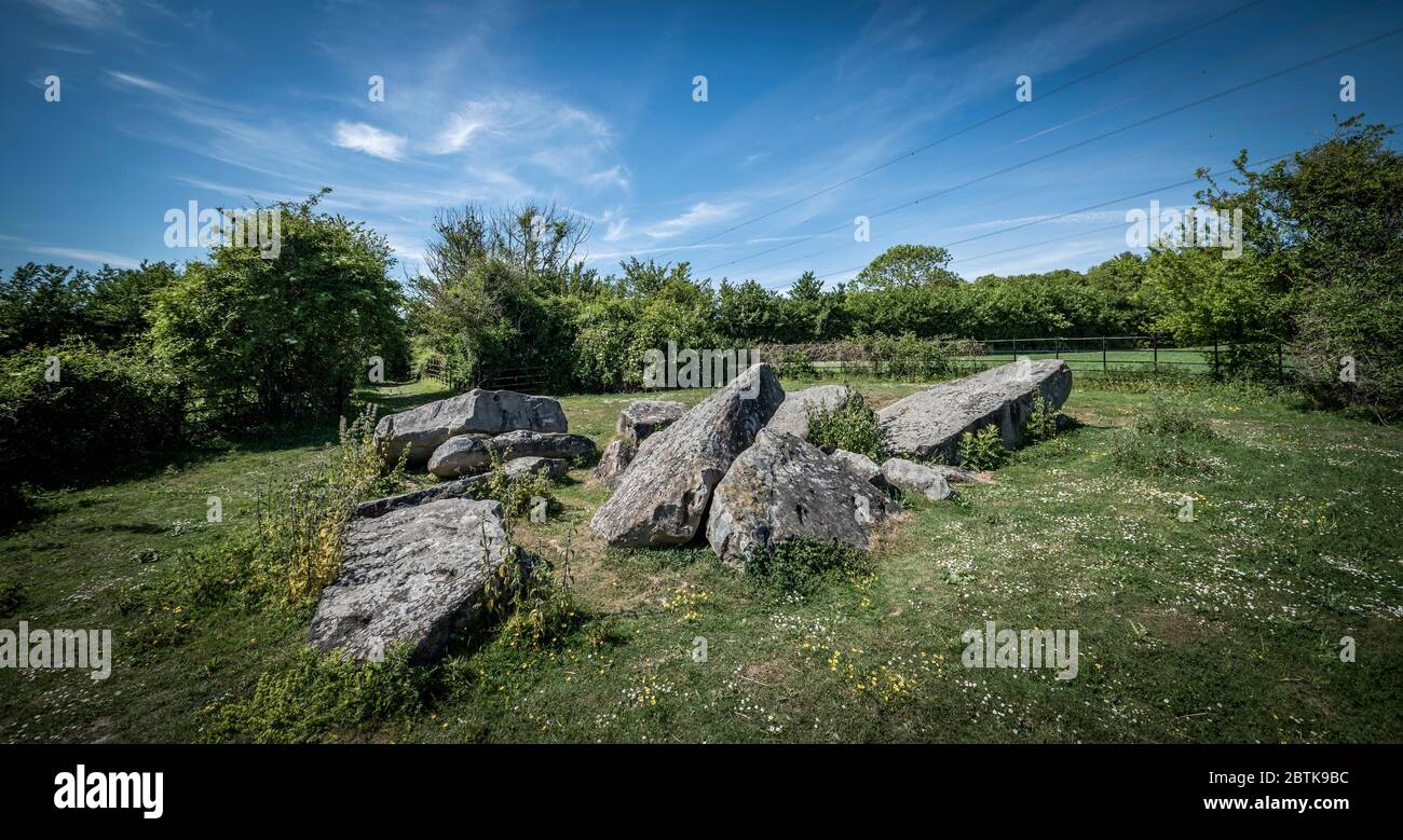 Little Kit's Coty, conosciuto anche come The Ecountless Stones, barile lungo smussato neolitico, uno dei megaliti Medway, vicino Aylesford, Kent, Regno Unito Foto Stock
