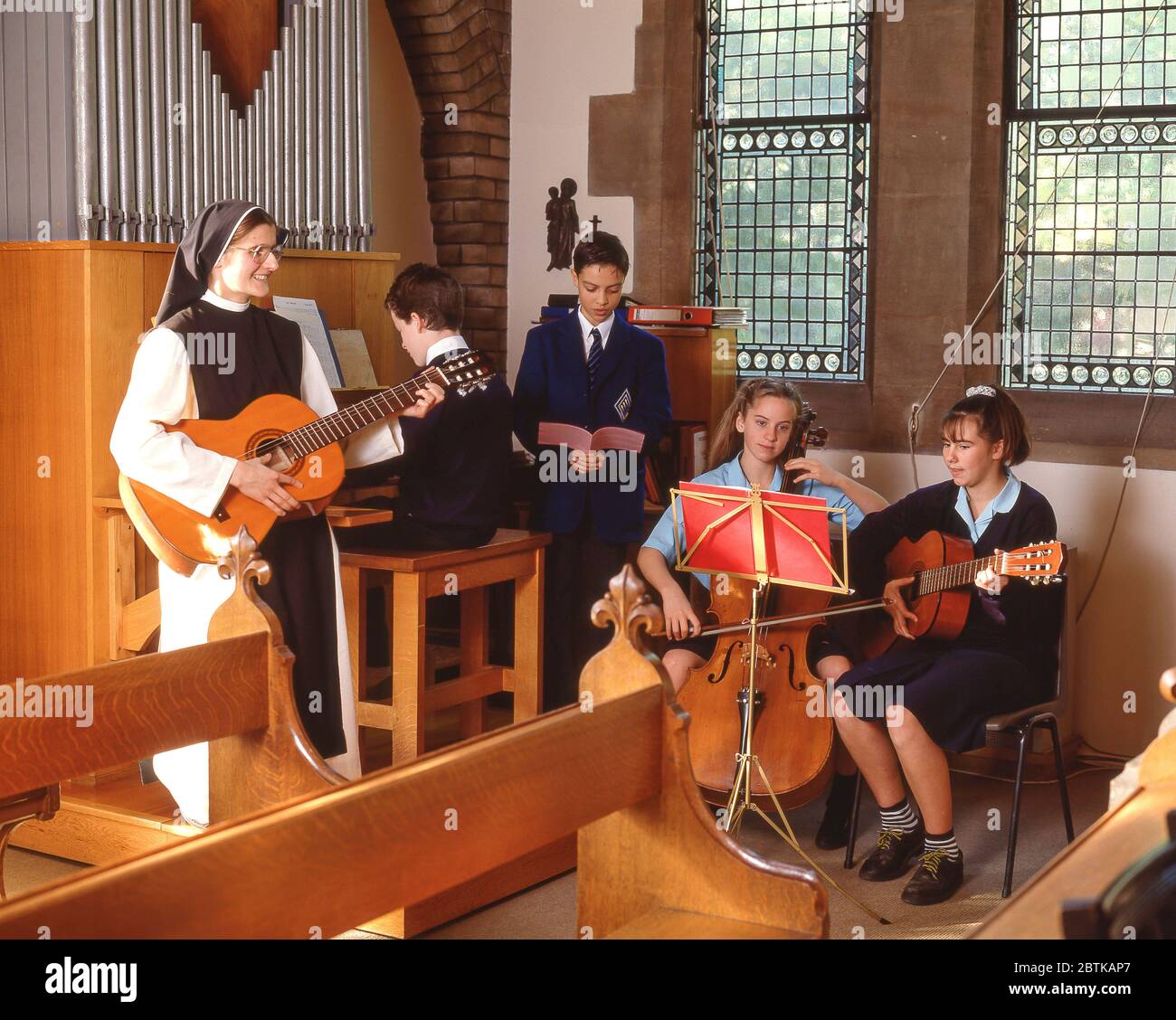Band che suona nella cappella della scuola, Surrey, Inghilterra, Regno Unito Foto Stock