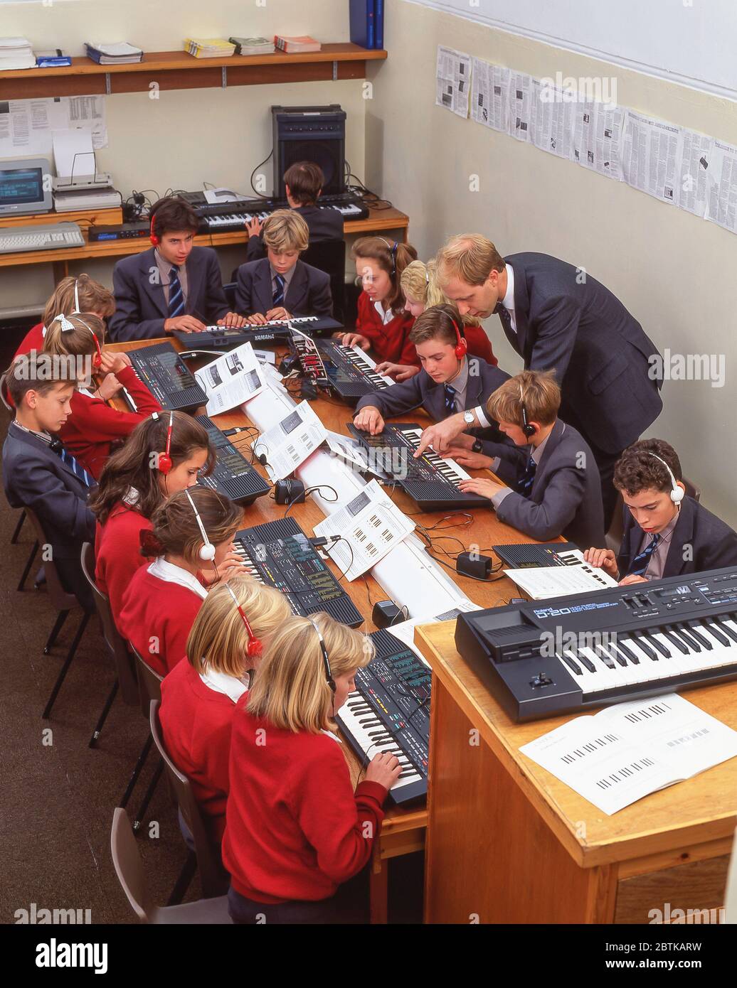 Gli studenti imparano a suonare sintetizzatori musicali, Surrey, Inghilterra, Regno Unito Foto Stock