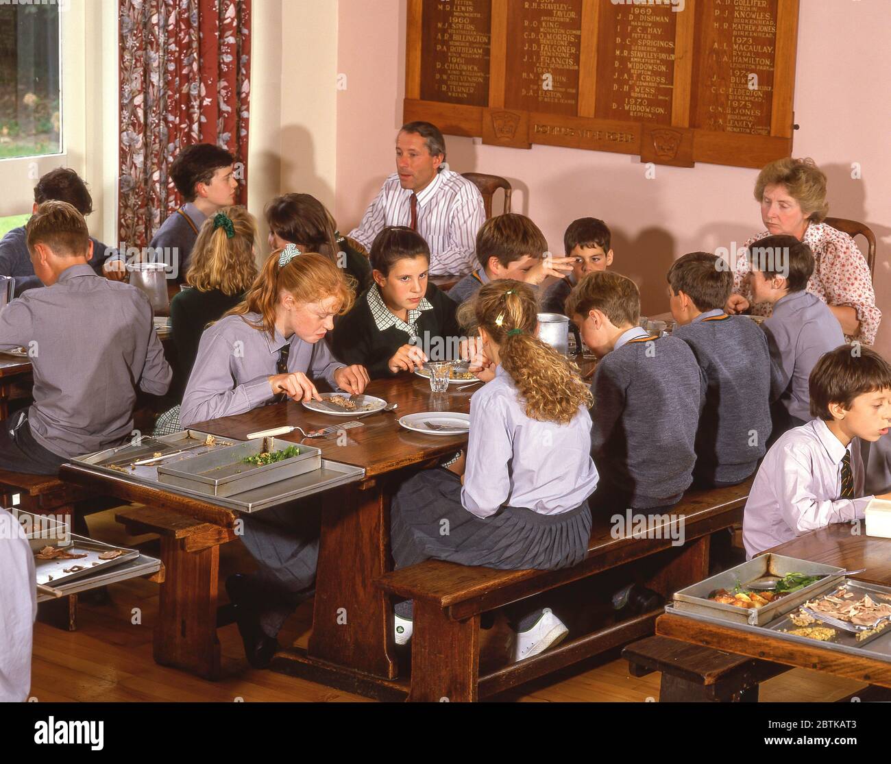 Pranzo nella sala da pranzo della scuola, Surrey, Inghilterra, Regno Unito Foto Stock