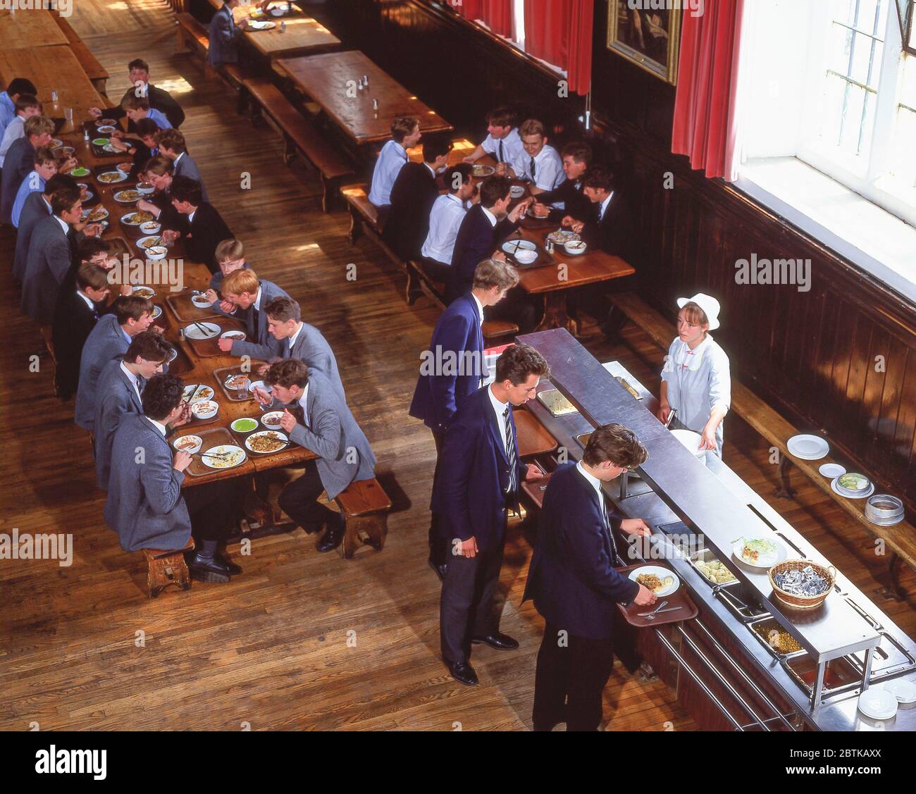 Ragazzi che pranzano nella sala da pranzo della scuola, Surrey, Inghilterra, Regno Unito Foto Stock