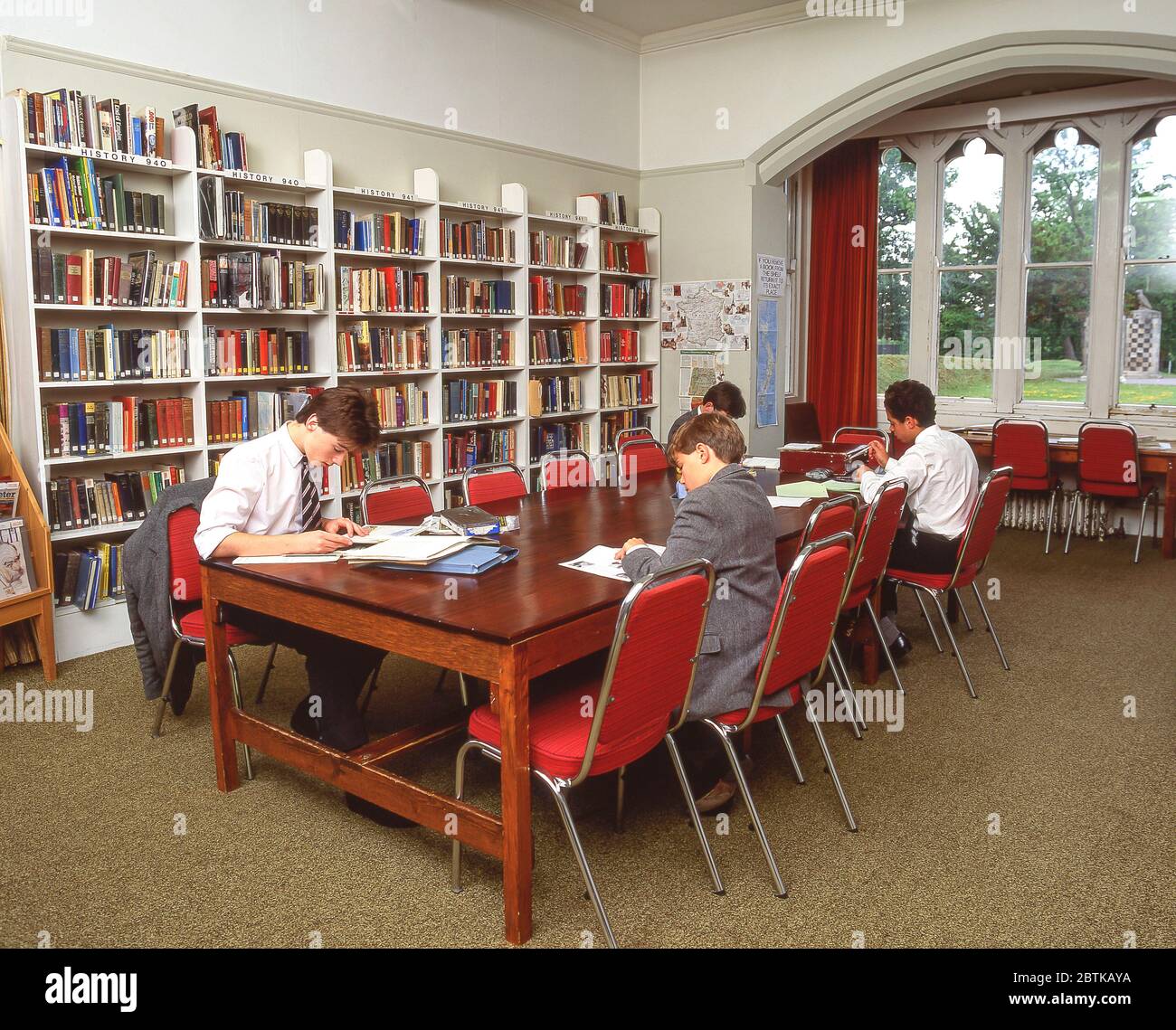 Ragazzi scolastici che studiano in biblioteca scolastica, Surrey, Inghilterra, Regno Unito Foto Stock
