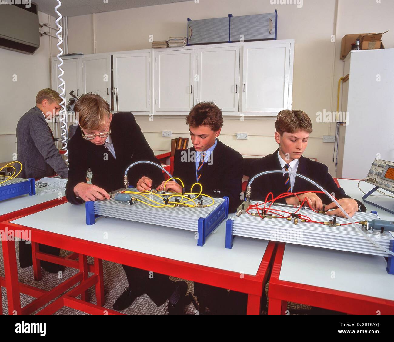 Ragazzi che lavorano con apparecchi elettrici in classe scientifica, Surrey, Inghilterra, Regno Unito Foto Stock