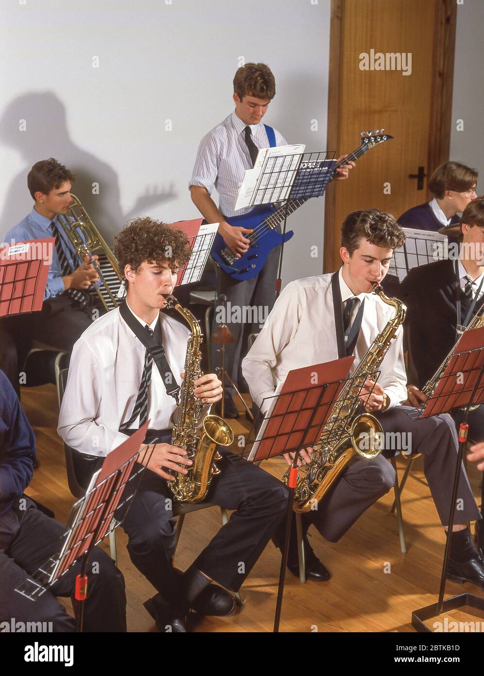 Ragazzi che suonano sassofono in orchestra scolastica, Surrey, Inghilterra, Regno Unito Foto Stock
