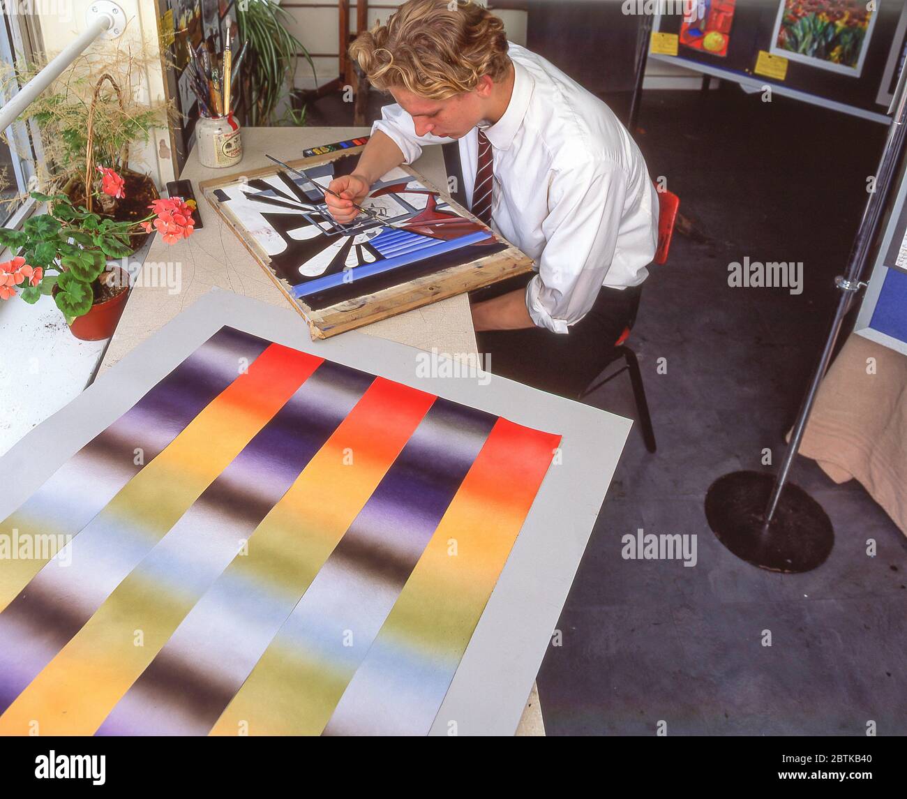 Pittura studentesca in classe d'arte scolastica, Surrey, Inghilterra, Regno Unito Foto Stock