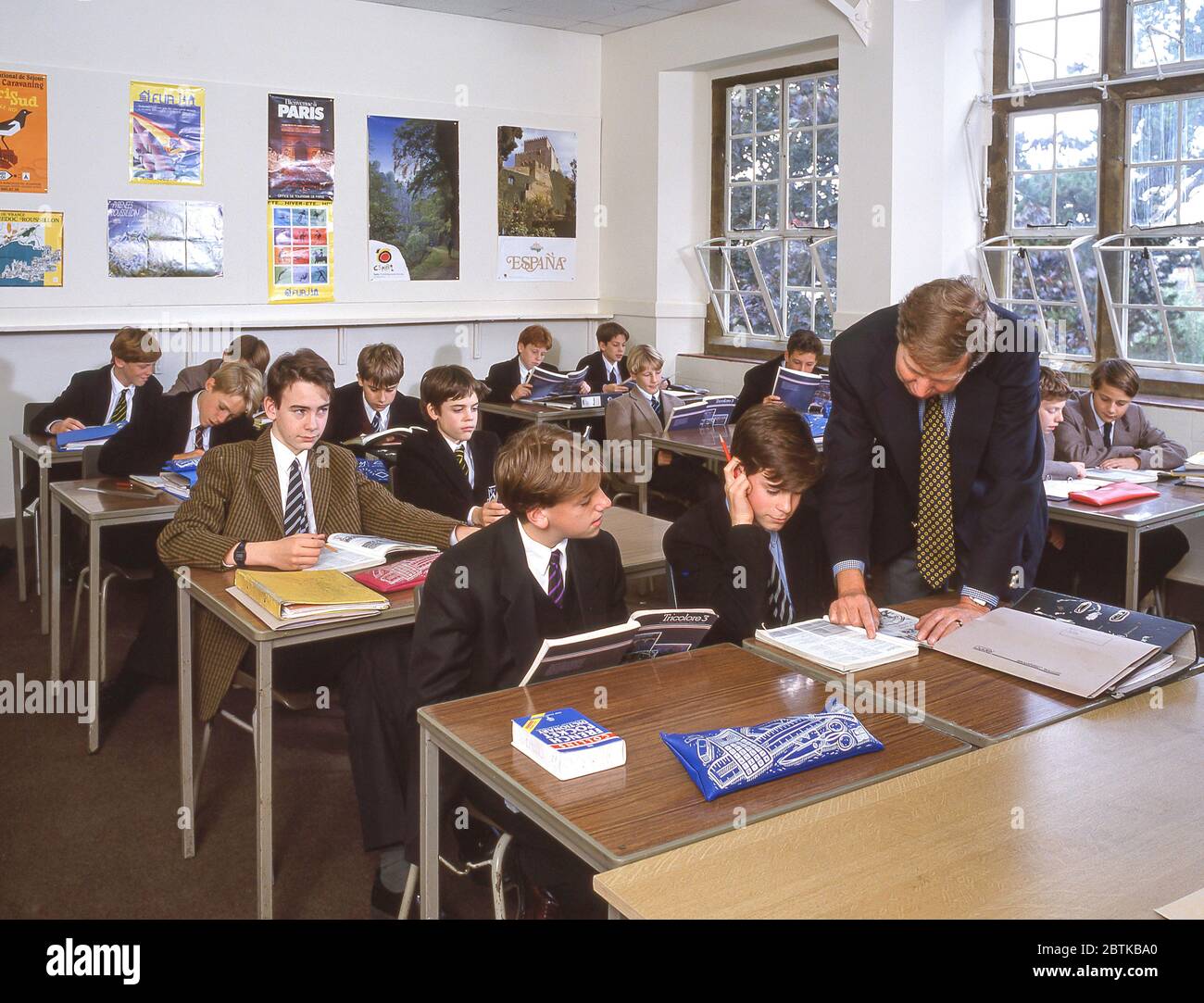 Insegnante e studenti in classe di lingua, Surrey, Inghilterra, Regno Unito Foto Stock