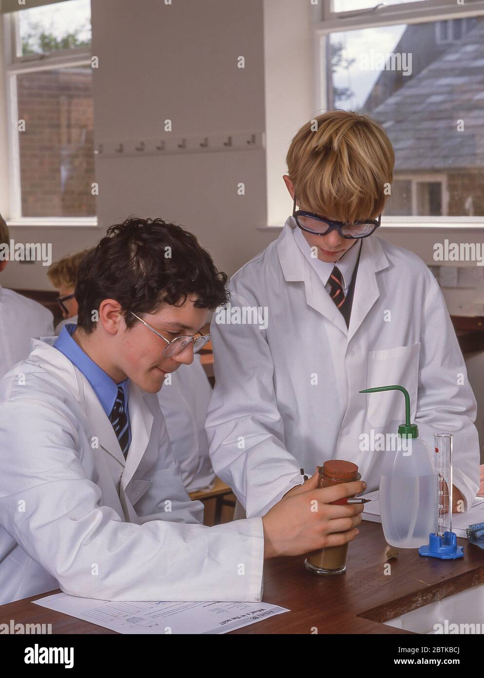 Studenti in classe scientifica, Surrey, Inghilterra, Regno Unito Foto Stock